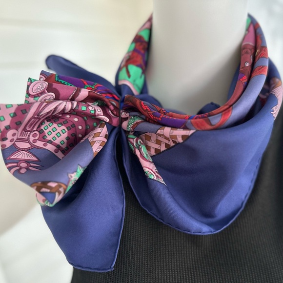 Hermès Tournez Manege print silk scarf shawl with circus horses, tigers, monkey - Picture 15 of 15